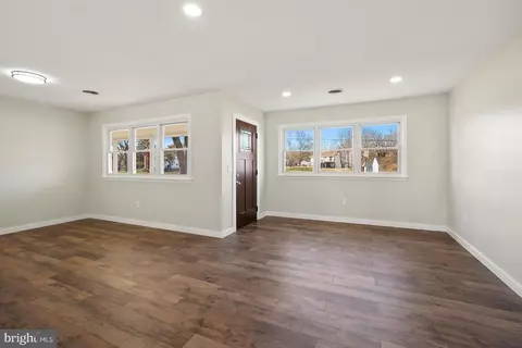 Living - 1546 Ridgely Dr, Edgewater, MD 21037 photo 2 of 5