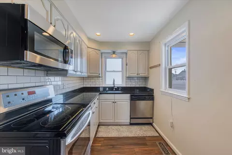 Kitchen - 168 Meadow Rd, Pasadena, MD 21122 photo 2 of 4