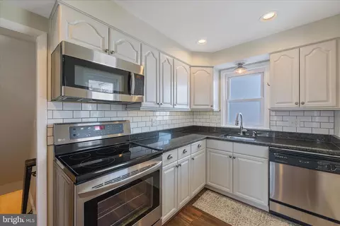 Kitchen - 168 Meadow Rd, Pasadena, MD 21122 photo 3 of 4