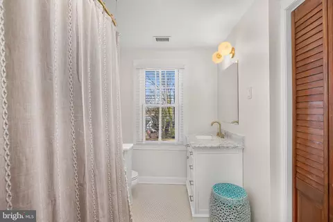 Bath - 1138 Mayo Rd, Edgewater, MD 21037 photo 2 of 3