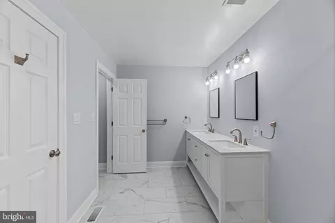 Bath - 8424 Smallwood Ct, Pasadena, MD 21122 photo 2 of 5