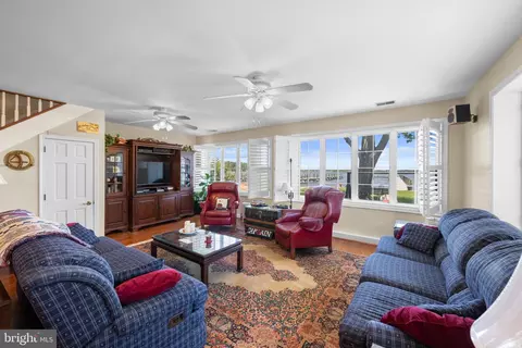 Living - 3685 1st Ave, Edgewater, MD 21037 photo 2 of 2