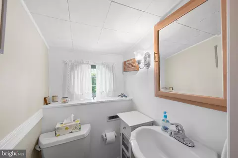 Bath - 3685 1st Ave, Edgewater, MD 21037 photo 3 of 3