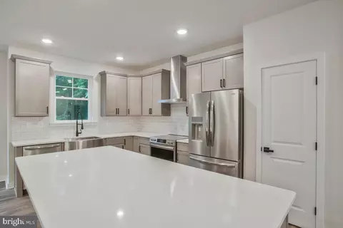 Entry Way - 1209 Johnson Dr, Shady Side, MD 20764 photo 2 of 12