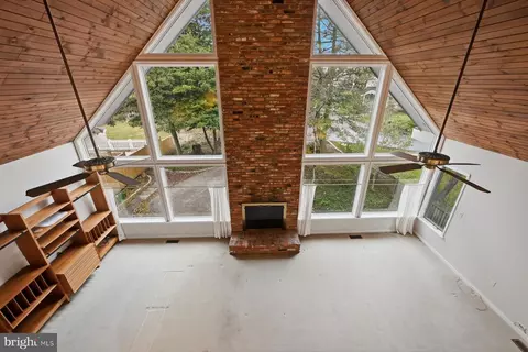 Living - 143 E A E Lake Dr, Annapolis, MD 21403 photo 1 of 6
