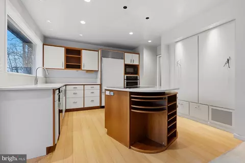Kitchen - 143 E A E Lake Dr, Annapolis, MD 21403 photo 1 of 4