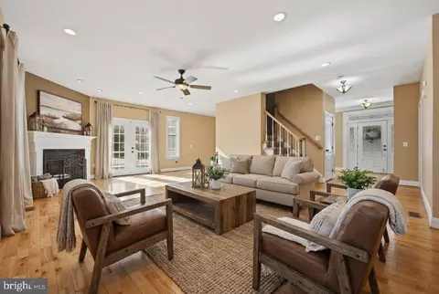 Living - 2123 Beach, Pasadena, MD 21122 photo 1 of 10