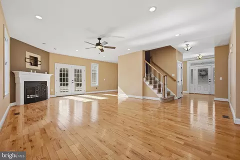 Living - 2123 Beach, Pasadena, MD 21122 photo 2 of 10