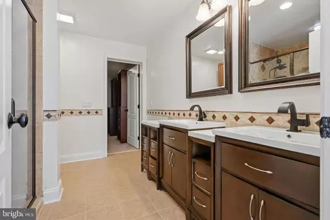 Entry Way - 2123 Beach, Pasadena, MD 21122 photo 4 of 8