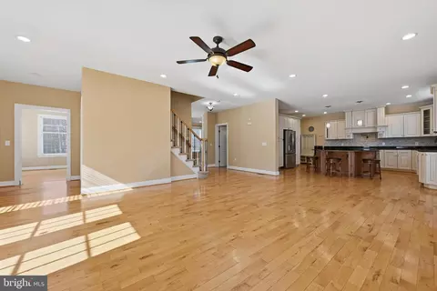 Living - 2123 Beach, Pasadena, MD 21122 photo 4 of 10