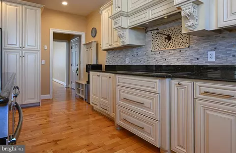 Entry Way - 2123 Beach, Pasadena, MD 21122 photo 2 of 8