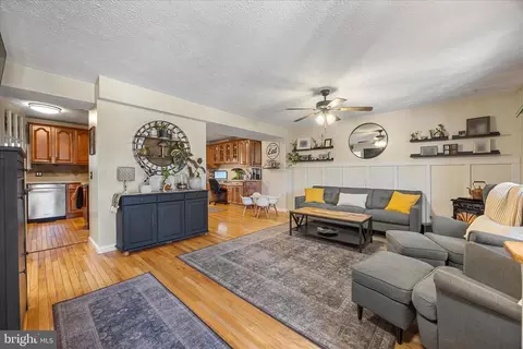 Entry Way - 7914 Leeds Dr, Pasadena, MD 21122 photo 1 of 2