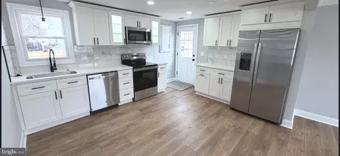 8537 Creek Rd, Pasadena, MD 21122 photo 5