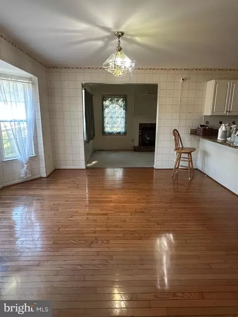 8129 Mountain View Cir, Pasadena, MD 21122 photo 3