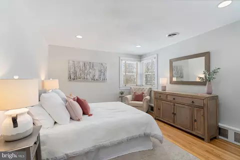 Bedroom - 3531 S River Ter, Edgewater, MD 21037 photo 2 of 4