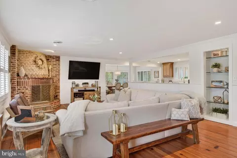 Living - 3531 S River Ter, Edgewater, MD 21037 photo 1 of 3