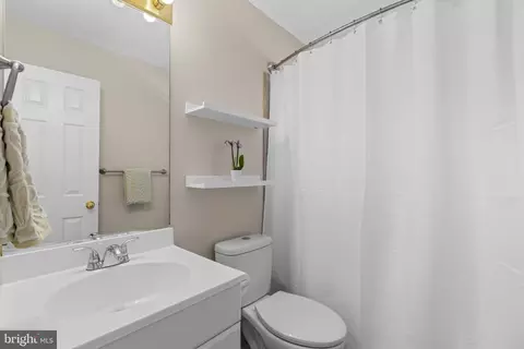 Bath - 889 Lynch Dr, Arnold, MD 21012 photo 3 of 4
