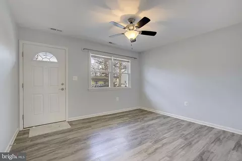 Living - 409 B Highland Dr, Edgewater, MD 21037 photo 2 of 3