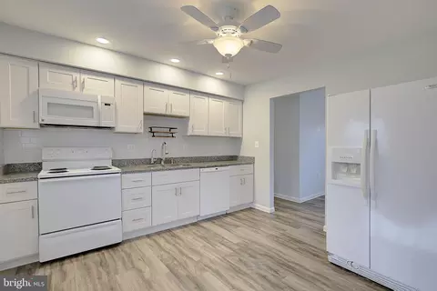 Kitchen - 409 B Highland Dr, Edgewater, MD 21037 photo 3 of 3