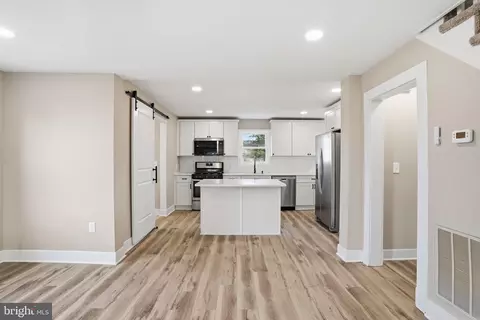 Entry Way - 105 Maple Ave, Pasadena, MD 21122 photo 2 of 4
