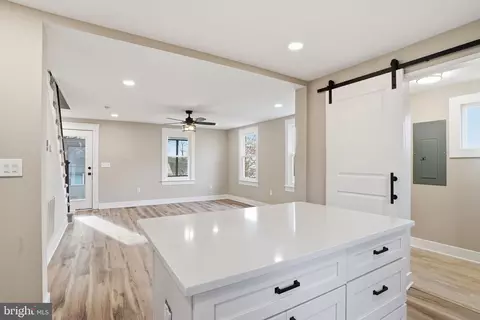 Entry Way - 105 Maple Ave, Pasadena, MD 21122 photo 3 of 4