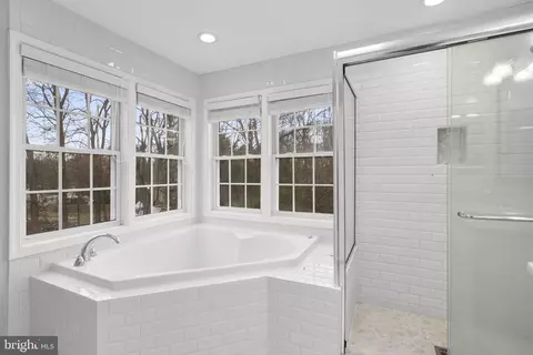 Bath - 2014 Dalewood Ct, Crofton, MD 21114 photo 2 of 4