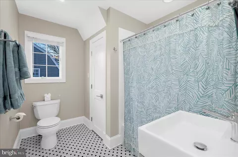 Bath - 1102 Poplar Ave, Annapolis, MD 21401 photo 2 of 7