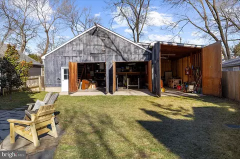 Exterior - 1102 Poplar Ave, Annapolis, MD 21401 photo 6 of 17