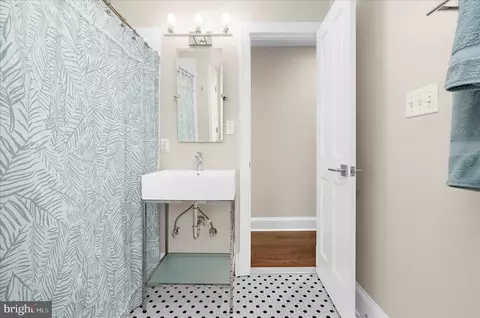 Bath - 1102 Poplar Ave, Annapolis, MD 21401 photo 3 of 7