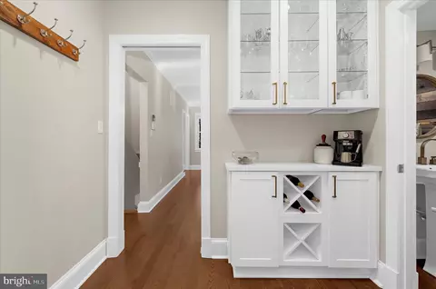 Entry Way - 1102 Poplar Ave, Annapolis, MD 21401 photo 3 of 9