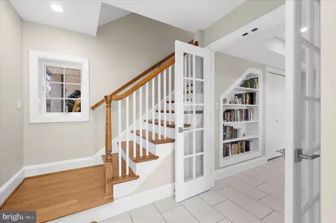 Entry Way - 1102 Poplar Ave, Annapolis, MD 21401 photo 5 of 9