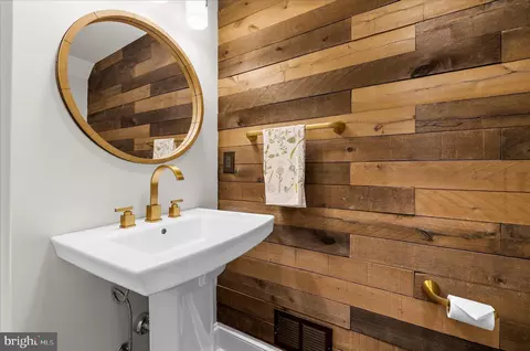 Bath - 1102 Poplar Ave, Annapolis, MD 21401 photo 1 of 7