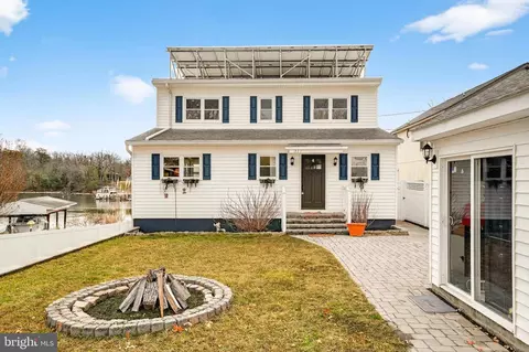 333 Sturtons Ln, Pasadena, MD 21122
