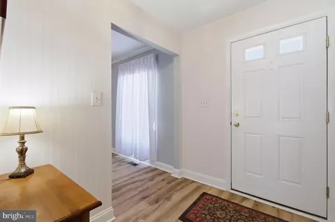 Entry Way - 2568 Glen Cv, Annapolis, MD 21401 photo 2 of 10