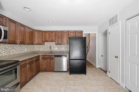 Entry Way - 2568 Glen Cv, Annapolis, MD 21401 photo 7 of 10