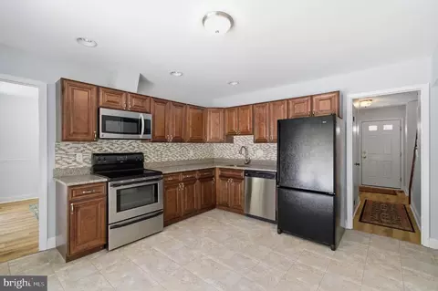Entry Way - 2568 Glen Cv, Annapolis, MD 21401 photo 4 of 10
