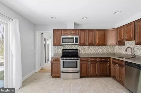Entry Way - 2568 Glen Cv, Annapolis, MD 21401 photo 6 of 10