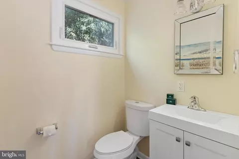 Bath - 1294 Circle Dr, Arnold, MD 21012 photo 2 of 3