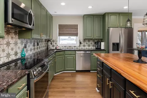 Kitchen - 7801 Harle Rd, Pasadena, MD 21122 photo 3 of 4