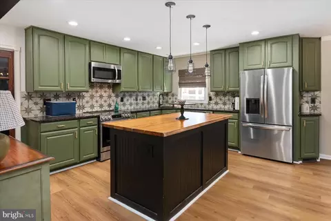 Kitchen - 7801 Harle Rd, Pasadena, MD 21122 photo 2 of 4