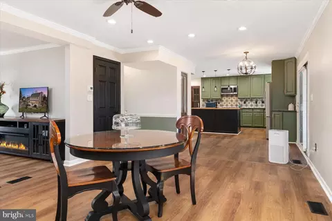Entry Way - 7801 Harle Rd, Pasadena, MD 21122 photo 5 of 6