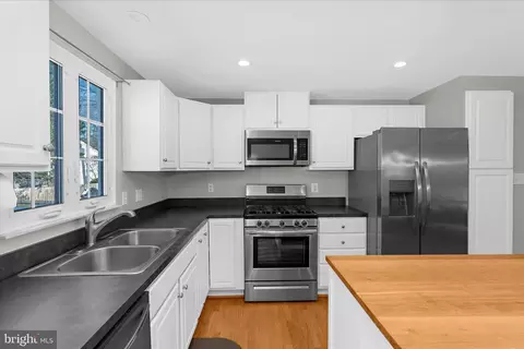 Kitchen - 2942 E Almondbury Dr, Pasadena, MD 21122 photo 2 of 3