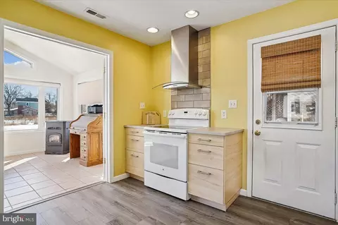 Entry Way - 1622 Grange Rd, Edgewater, MD 21037 photo 2 of 2