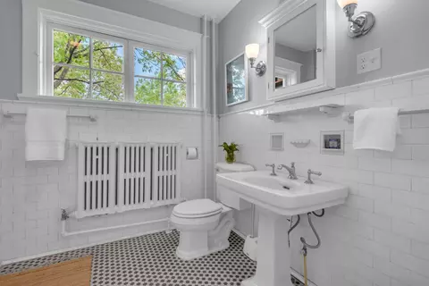 Bath - 4 Southgate Ave, Annapolis, MD 21401 photo 3 of 9
