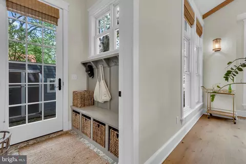 Entry Way - 4 Southgate Ave, Annapolis, MD 21401 photo 9 of 15
