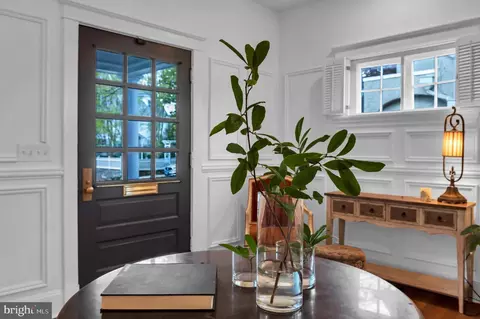 Entry Way - 4 Southgate Ave, Annapolis, MD 21401 photo 3 of 15