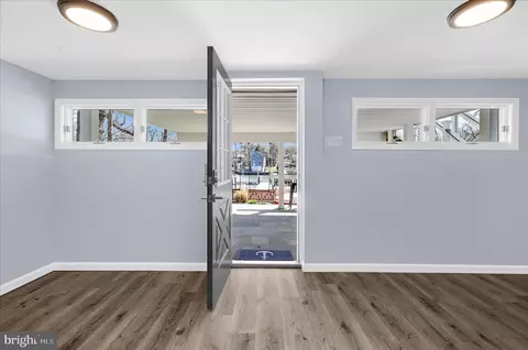 Entry Way - 787 Powhatan Beach Rd, Pasadena, MD 21122 photo 3 of 4