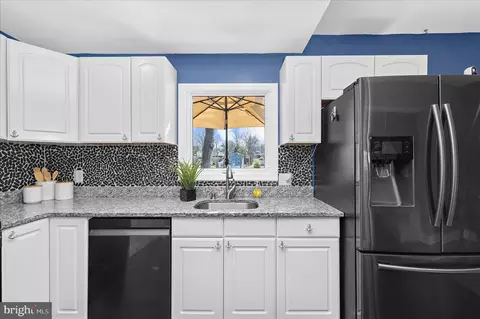 Kitchen - 787 Powhatan Beach Rd, Pasadena, MD 21122 photo 4 of 4