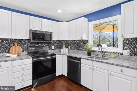 Kitchen - 787 Powhatan Beach Rd, Pasadena, MD 21122 photo 2 of 4