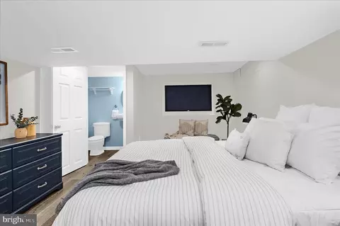 Bedroom - 787 Powhatan Beach Rd, Pasadena, MD 21122 photo 8 of 11
